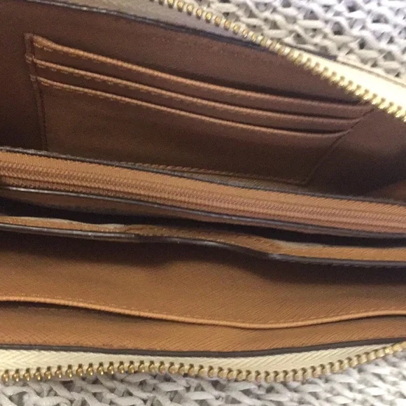 Michael Kors Jet Set Center Stripe Wallet - Picture 12 of 16